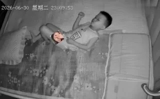 他是怎么做到尿床还画圈的？
