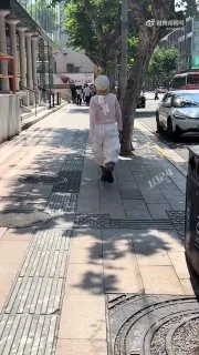 网友投稿最新拍摄到的吊牌侠！这是把吊牌外挂玩成一种时尚了？