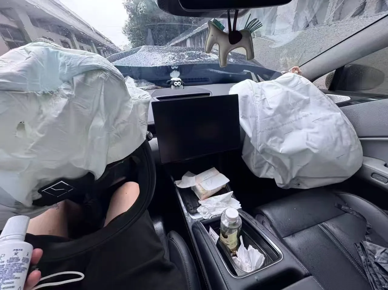 雨天打滑，撞高速护栏上了！