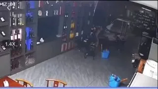 在店里偷情被抓到了，棒打奸夫淫妇！