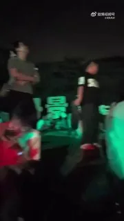 8月13日，四川成都，人们在路边等流星雨，一名男子灵机一动用手电筒照电线营造出流星雨的效果。