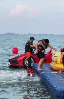 大哥敞亮啊，花钱让人骑了两圈