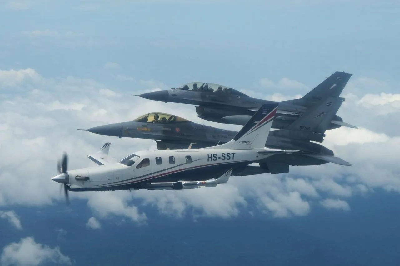 🇹🇭 泰国总理阿努廷开飞机 F-16战机护航 图片 2