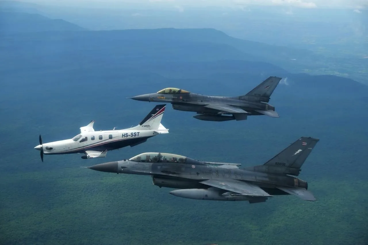 🇹🇭 泰国总理阿努廷开飞机 F-16战机护航 图片 3