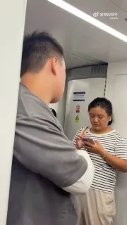 女孩拿着手机一直对着男子拍，吐槽男子一直盯着她看，并称：好害怕，好恶心，恶心的想哭