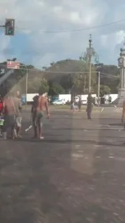 #网友🇧🇷偶遇巴西警察和当地帮派持枪对峙…
