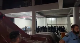 #群友投稿：伊斯兰堡警察扣押护照、私人手机、还收刮现金，每天停电停水一天只给一顿饭吃，简直就是CS。