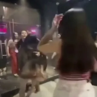 #群友投稿：马来西亚普吉岛邦古拉街扶手大战人妖，高跟鞋都甩的飞起，拦都拦不住。都是卖逼的，不应该互相为难。