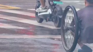 这悲苦人间，人人都带着伤痕赶路，快乐是碎片，苦难才是常态，可纵使万般不如意如意，依旧要在尘埃里寻一点微光。