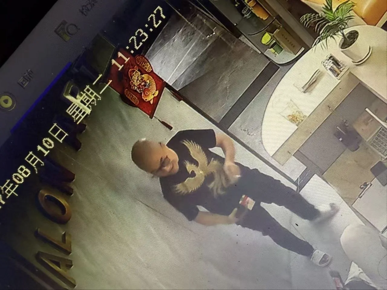 #按摩店老板投稿曝光 这个人到处骗钱，骗吃住，在按摩店按摩，在按摩店按摩4天，一分钱没有给，偷偷从窗户跑