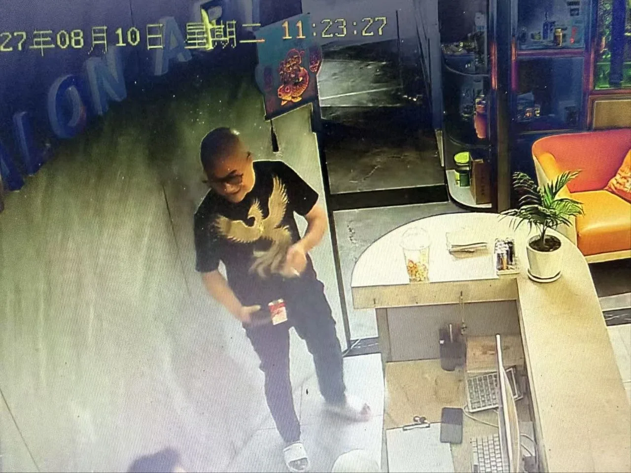 #按摩店老板投稿曝光 这个人到处骗钱，骗吃住，在按摩店按摩，在按摩店按摩4天，一分钱没有给，偷偷从窗户跑 图片 2