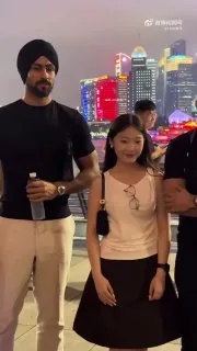 人还是要多见见世面，不然动不动就找外国人合影！ 合影 外国 哈尼