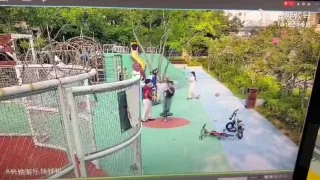 大妈这是转晕了，还是转凉了 #健身公园 旋转 #倒地