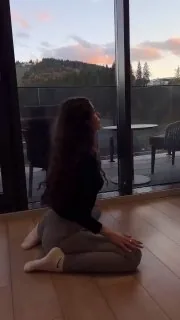 床上瑜伽——女上位的最佳姿态和动作示范。