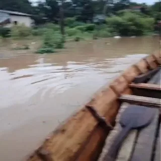 #妙瓦迪这边发洪水：现在去公司上班都要坐船了，你们有没有经历过😭