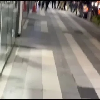 #群友反馈：金边金街桥牌楼下随机抽查路人，不知道是不是查护照，路过的注意了。